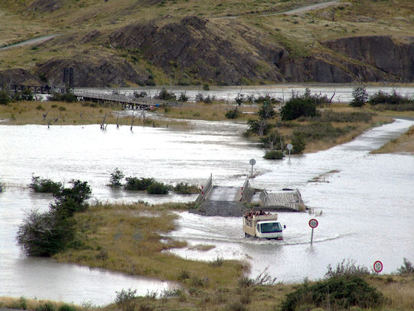 Transport sur route inondée