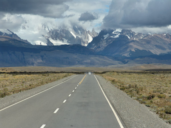 Route transpatagonienne en arrière plan le Fitz-Roy