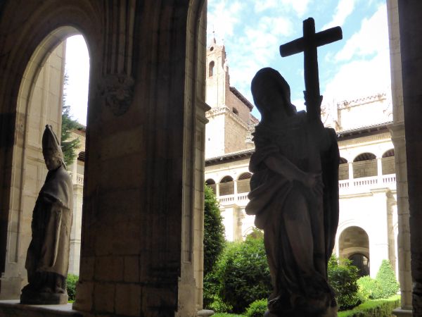 statues - Hostal San Marco
