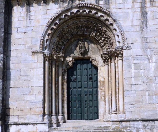 Portomarin - Porche de l'eglise du X°s