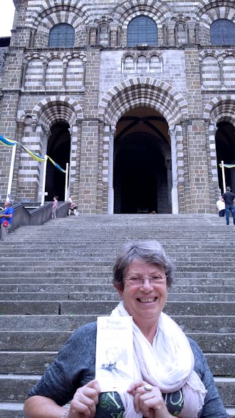 Martine sur les marches de la cathédrale