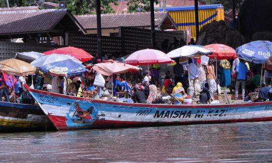 boutre au port de  Mwalani