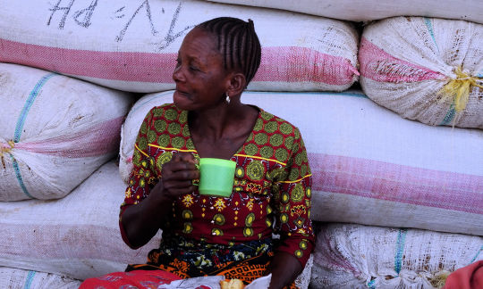 Femme buvant un café