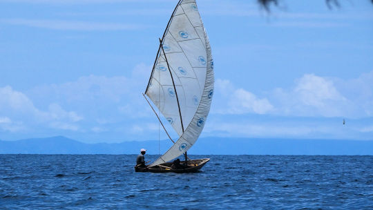 Dhow toilé sur le lac