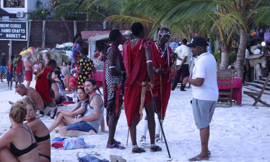 Touristes et Masaïs