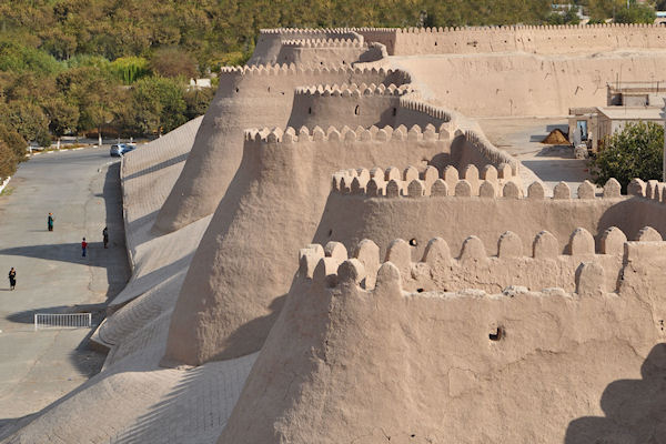 Vue sur les remparts crénelés et Porte West