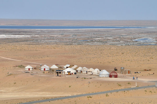 Vue vers le Sud sur le camp de yourtes