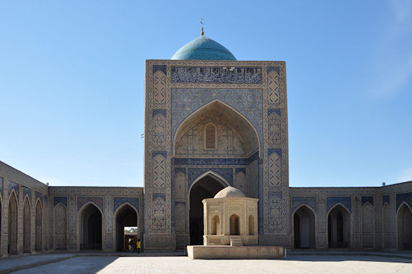 La mosquée Kalon depuis  la cour intérieure