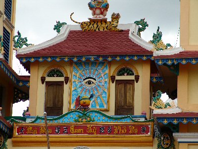 Fronton du mausolée de Cao Dai