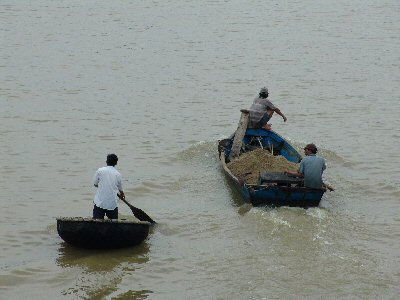 Chaloupe circulaire et barque locale