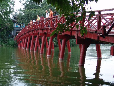 Pont sur le lac Hoan Kim