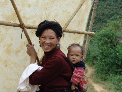 Femme et bb sur le dos