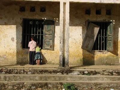 Enfant regardant les autre enfants dans la classe