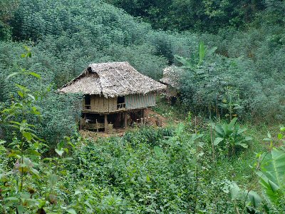 Petite maison blottie au creux de la pente