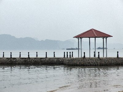 le quai sur la plage d'Halong